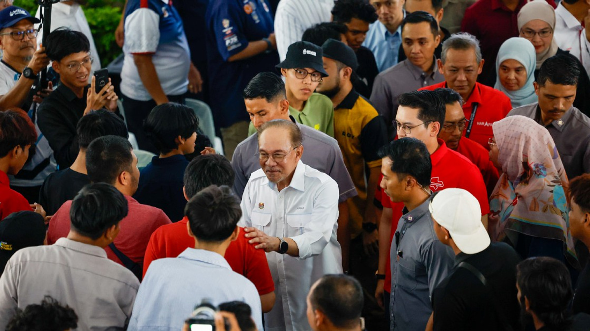 Anwar Urges PH to Prioritise Ground Campaign Over Poll Predictions in Negri Sembilan
