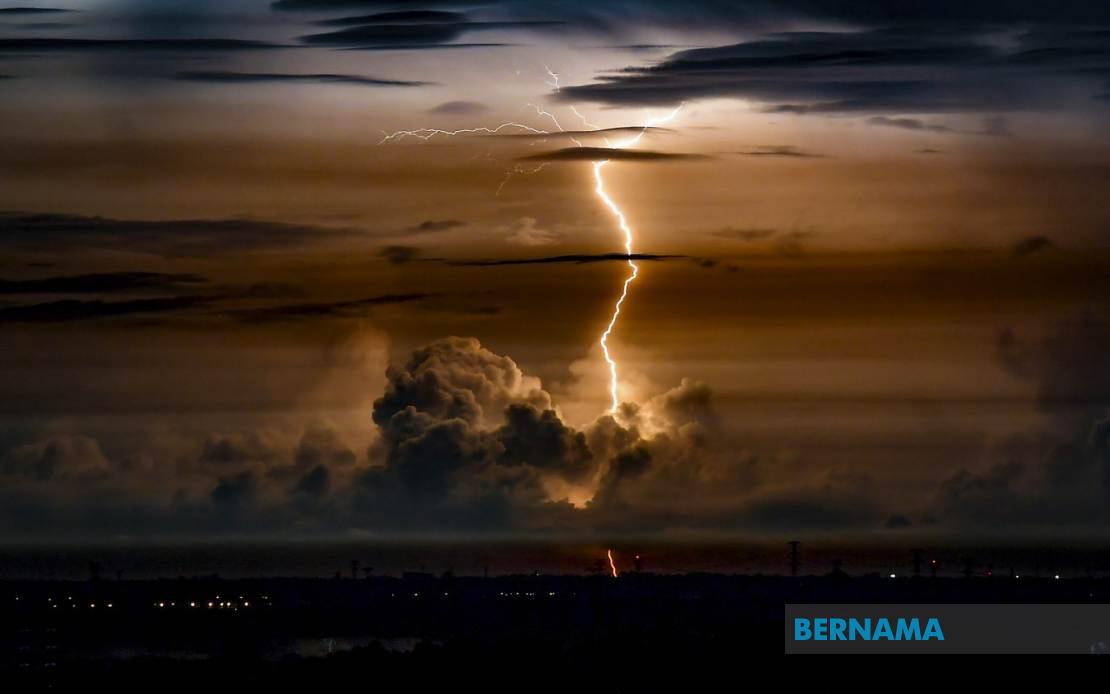 Thunderstorms and Heavy Rain Lash Four States Through Tonight
