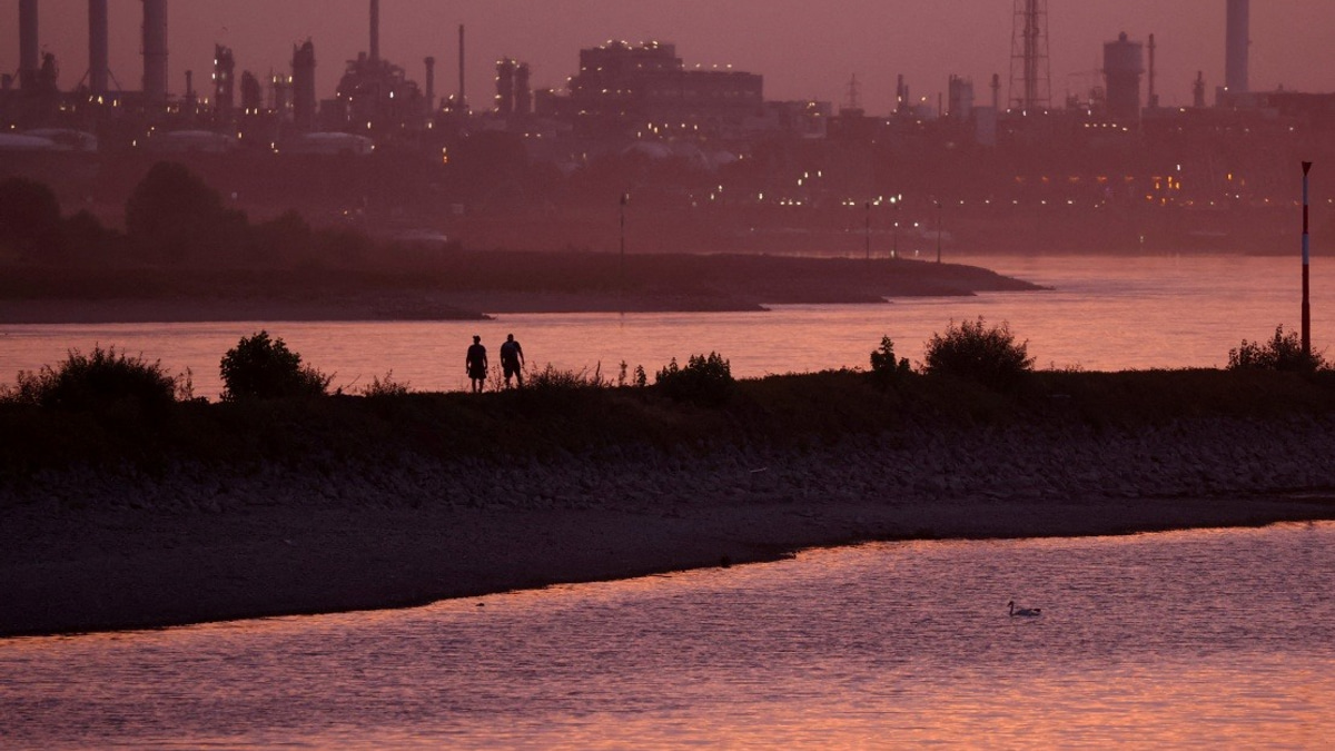 Receding Rhine Exposes Massive WW2 Bomb Near Cologne