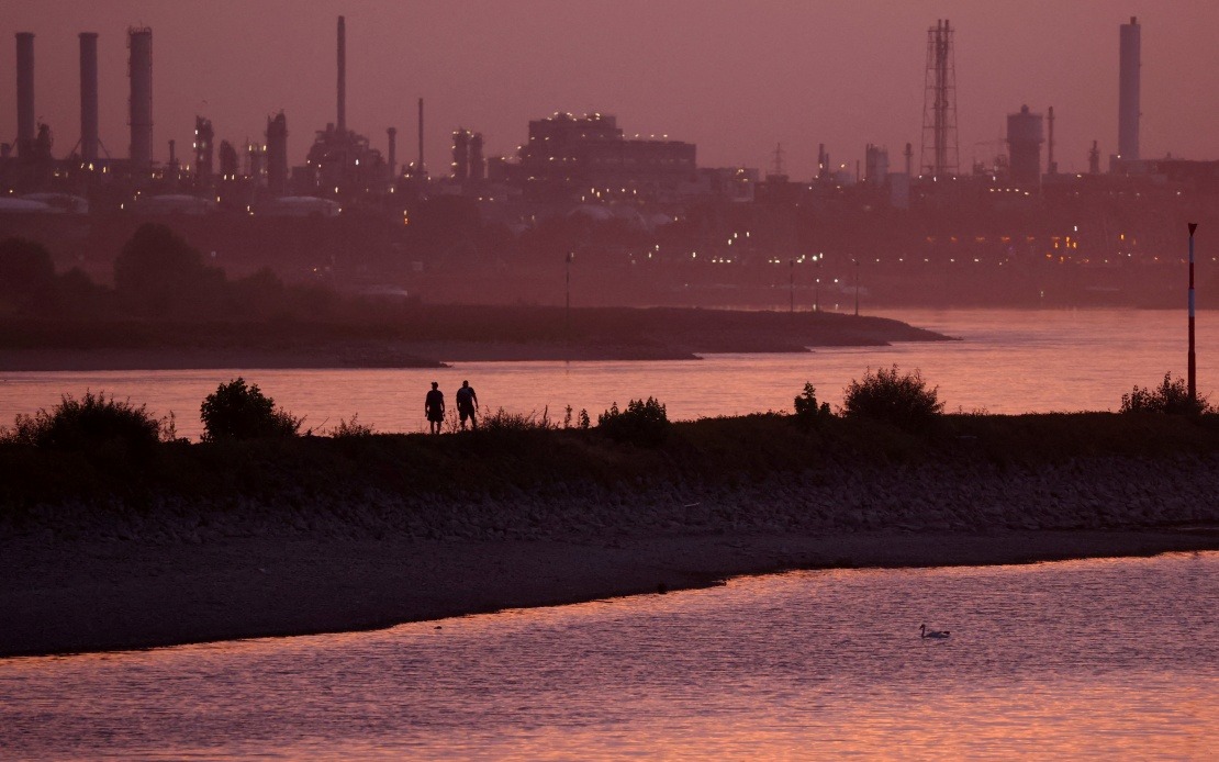Receding Rhine Exposes Massive WW2 Bomb Near Cologne