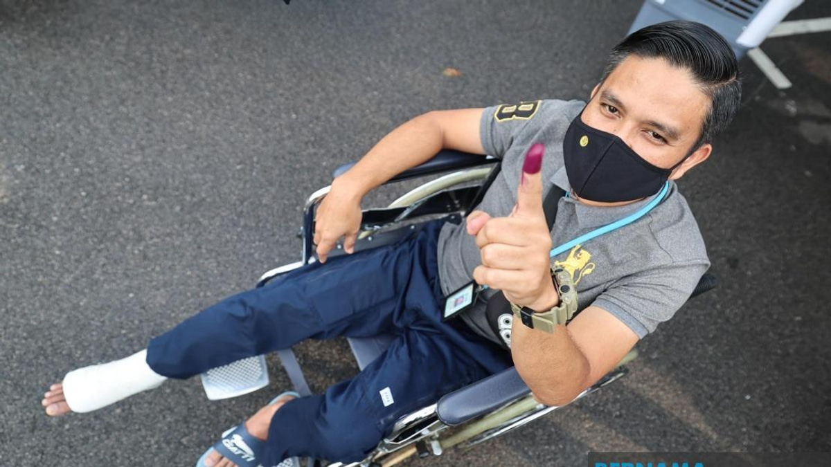 Determined to Serve: Injured Police Officer Votes Despite Wheelchair Confinement