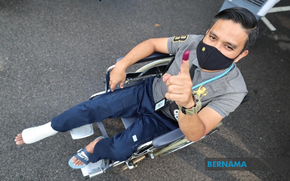 Determined to Serve: Injured Police Officer Votes Despite Wheelchair Confinement
