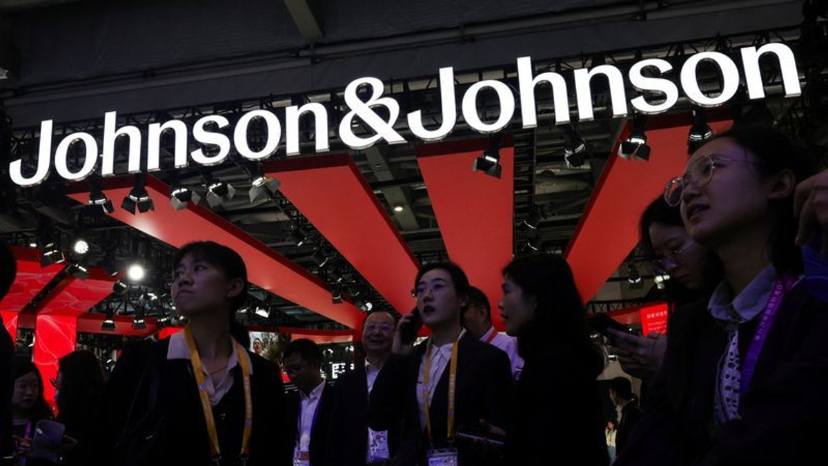 Johnson & Johnson's Ottava Robotic System Wins US Approval, Challenging Intuitive Surgical's Dominance