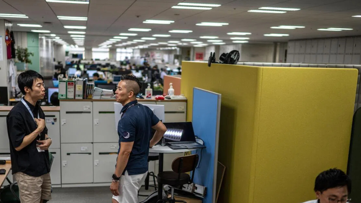 Japan's Summer Heat Campaign Sparks Debate Over Workplace Leg Hair and Dress Codes