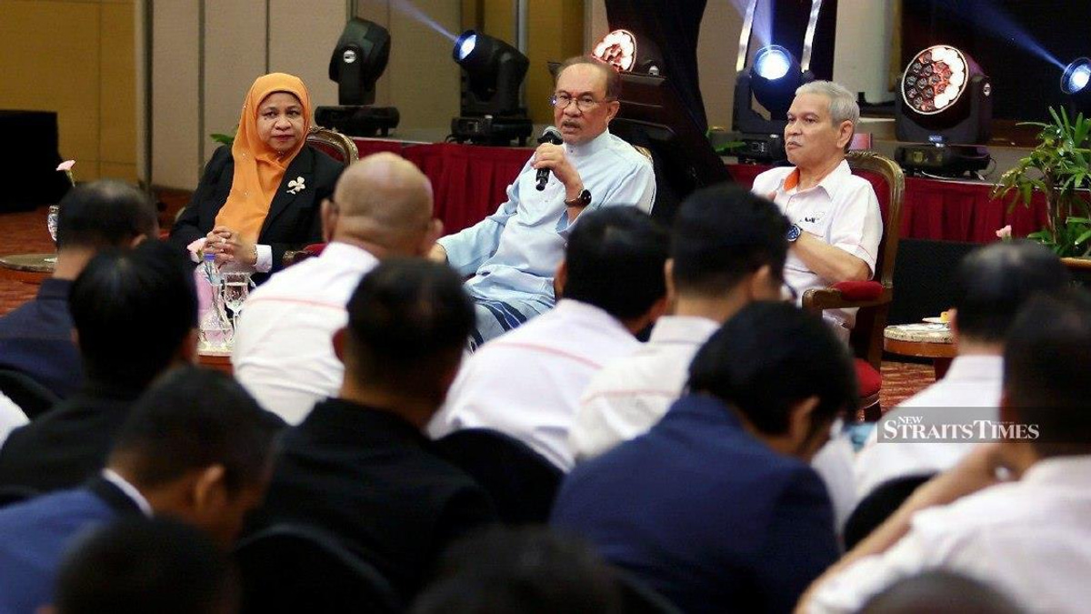 Anwar Turns to Prabowo for Help Resolving Felda's Eagle High Investment Problems