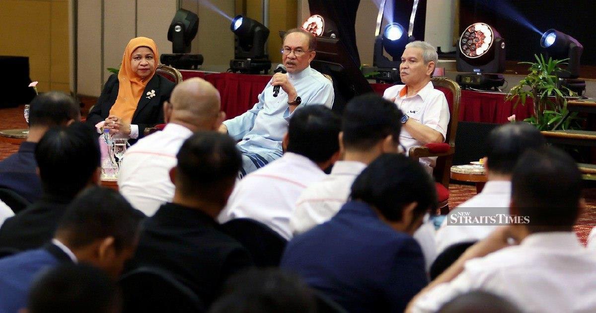 Anwar Turns to Prabowo for Help Resolving Felda's Eagle High Investment Problems