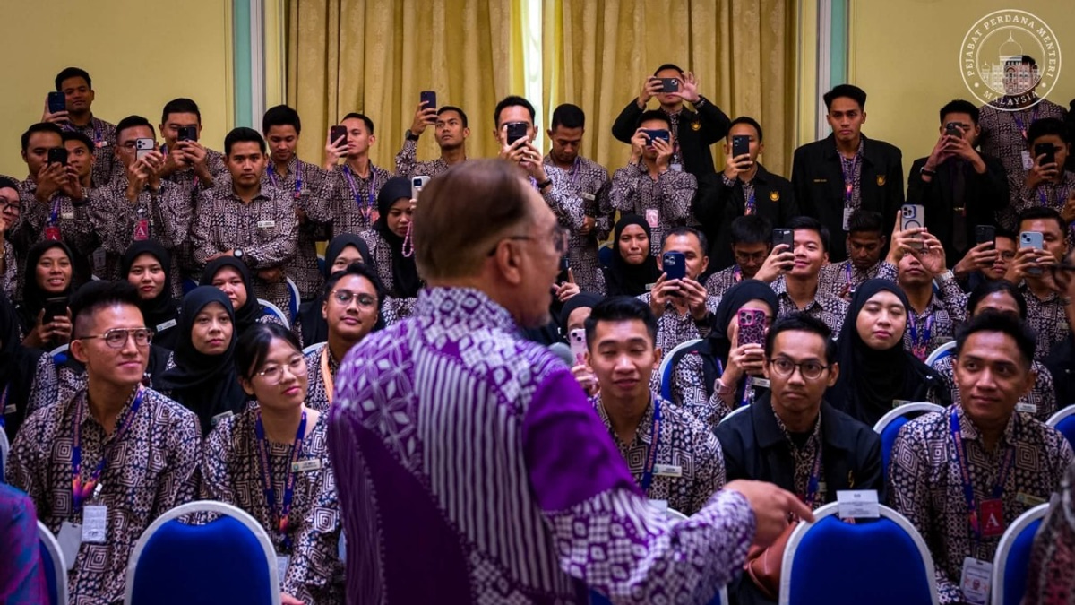PM Anwar Urges Civil Servants to Lead with Integrity and Embrace Reform