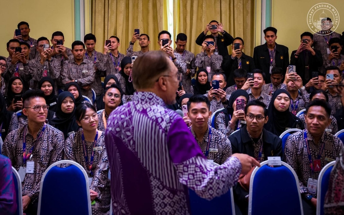 PM Anwar Urges Civil Servants to Lead with Integrity and Embrace Reform