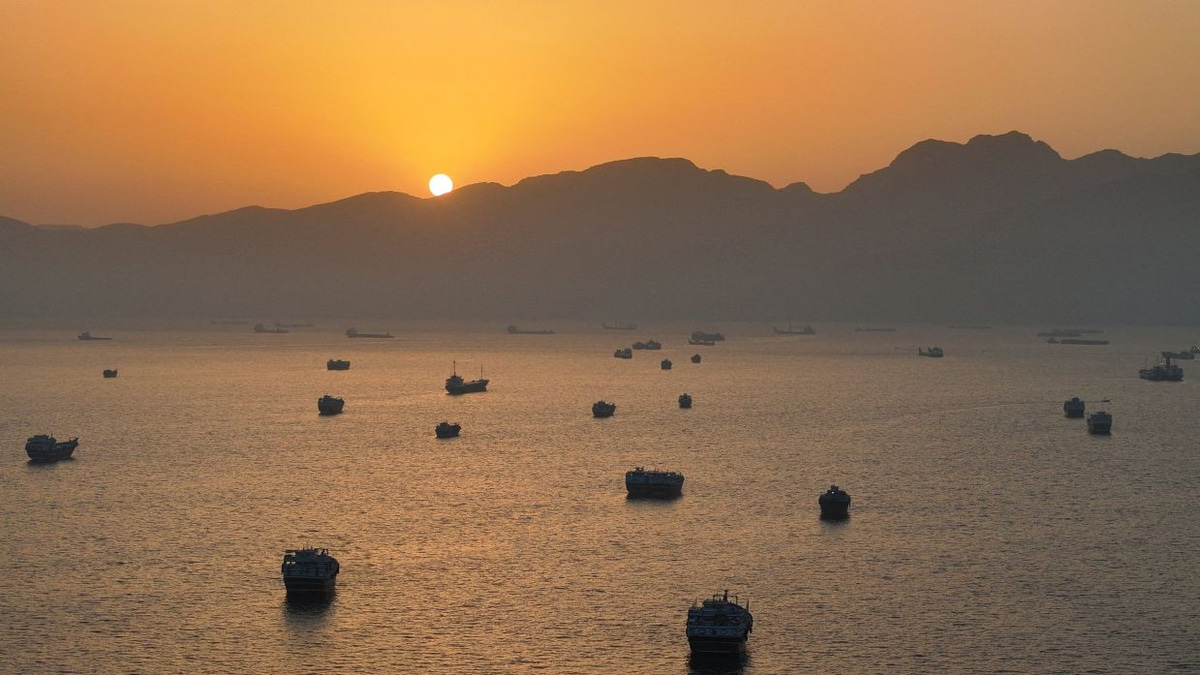 Trapped oil tankers resume transit through Hormuz as Iran-US interim deal eases Gulf bottleneck