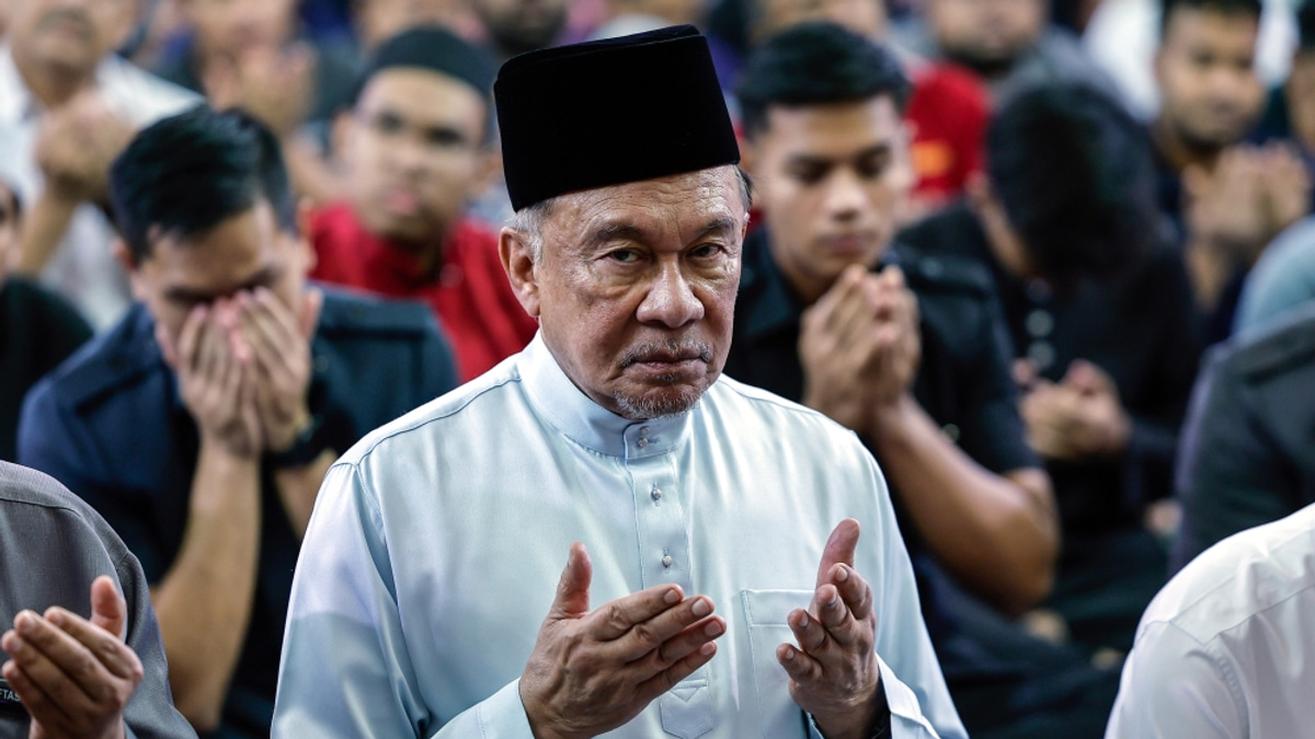 Anwar Extends Wishes to Sultan Ibrahim Before Medical Procedure