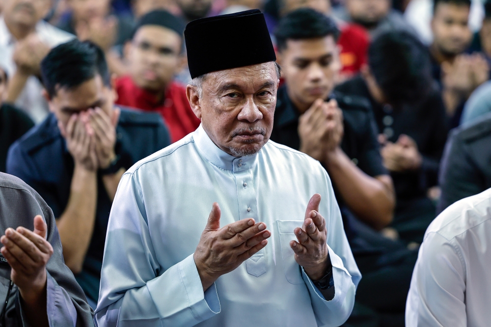 Anwar Extends Wishes to Sultan Ibrahim Before Medical Procedure