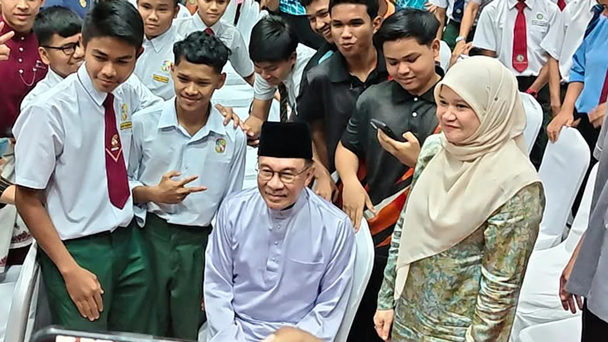 Anwar urges students to resist toxic politics and defend democratic principles