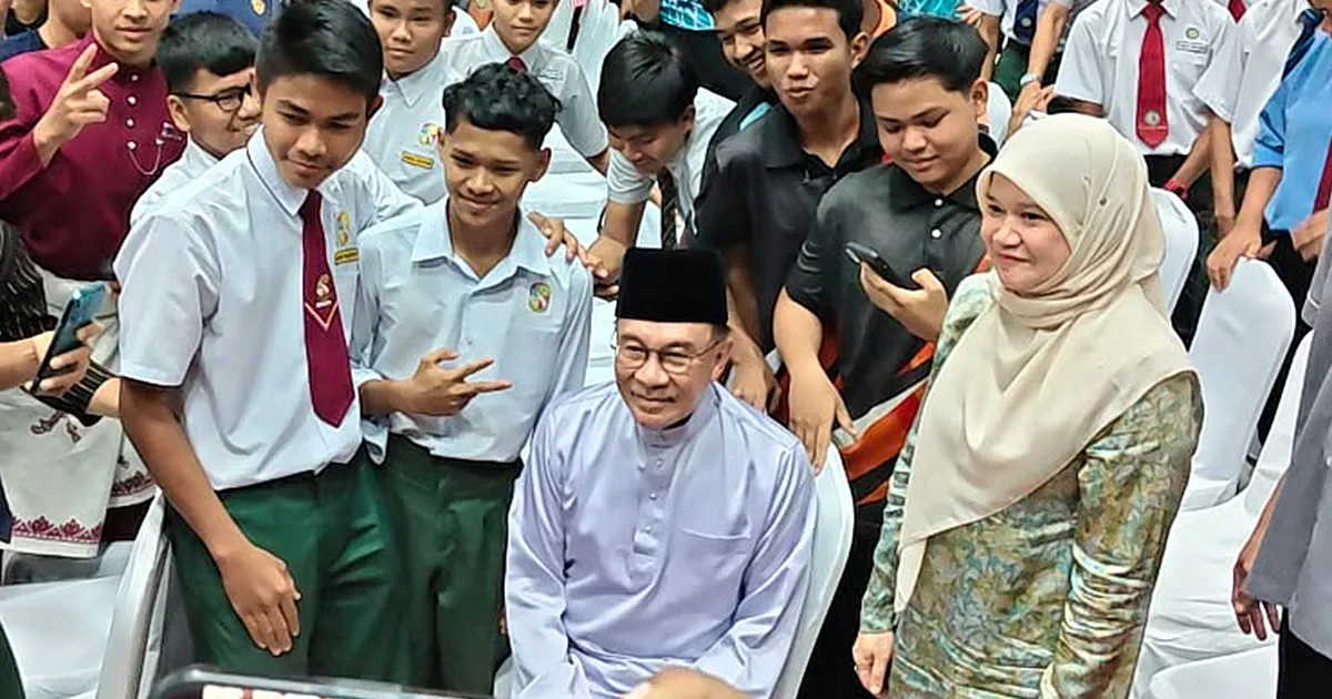 Anwar urges students to resist toxic politics and defend democratic principles
