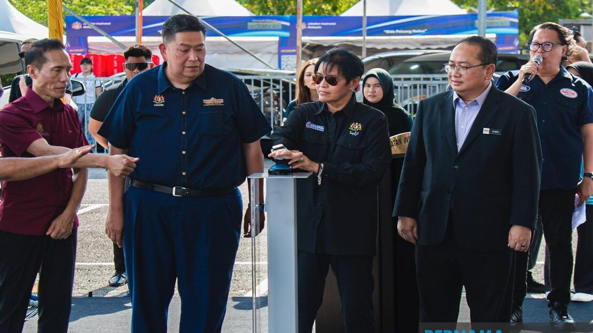 Azalina Urges Johor Voters to Maintain Government Continuity in Upcoming State Election
