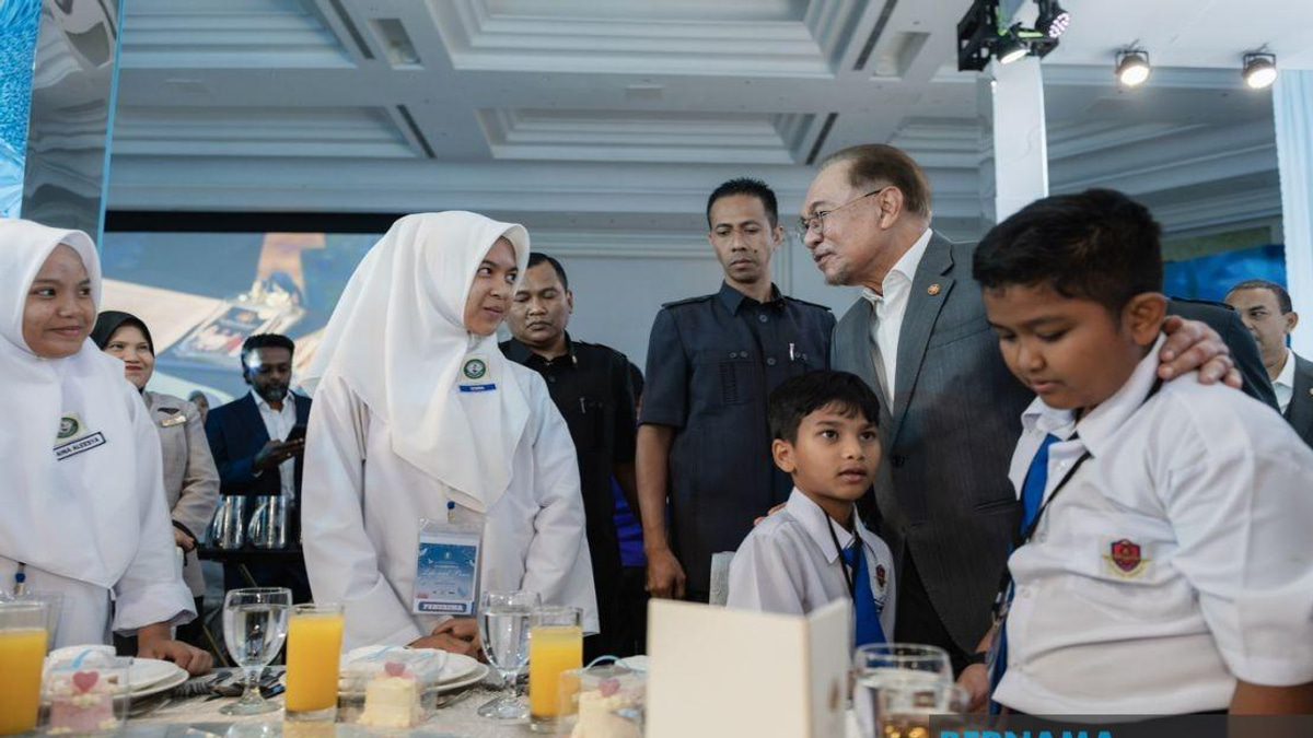 Character and Kindness Must Accompany Academic Success, Says PM Anwar