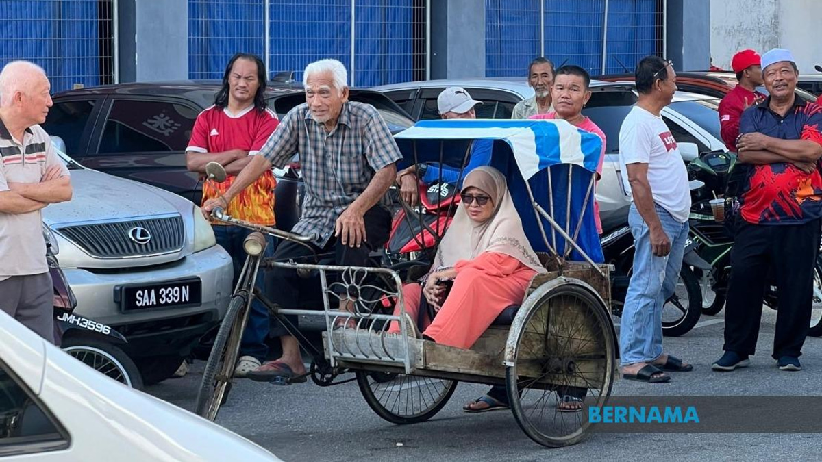 Octogenarian Pedals Trishaw Through Heat to Catch Glimpse of PM Anwar in Batu Pahat