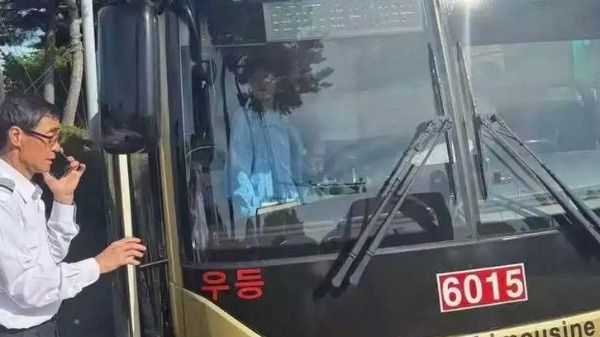 Chinese tourists hailed as heroes after preventing catastrophe on Seoul airport bus