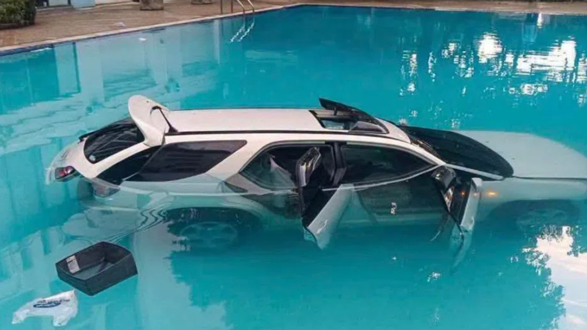 Thai man drives SUV into university pool over rent dispute with mother