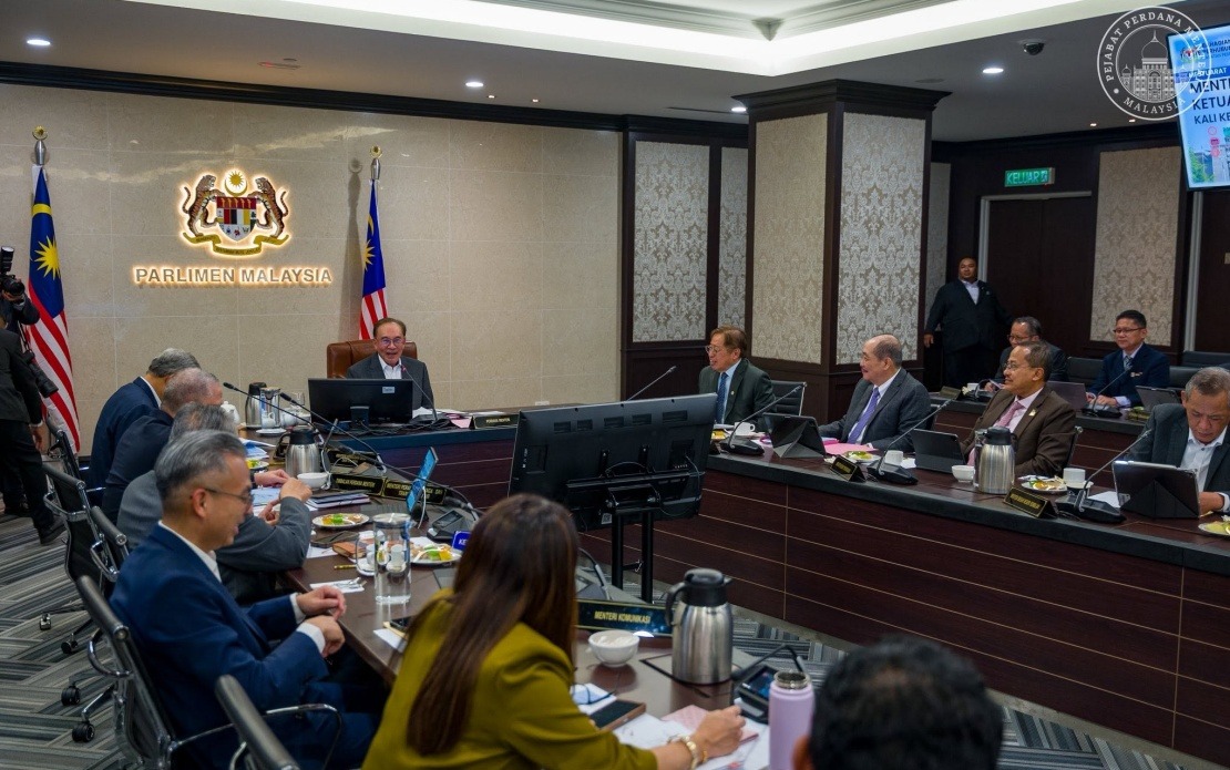 Anwar Chairs Meeting on Economic Revival Amid Global Tensions and Climate Challenges