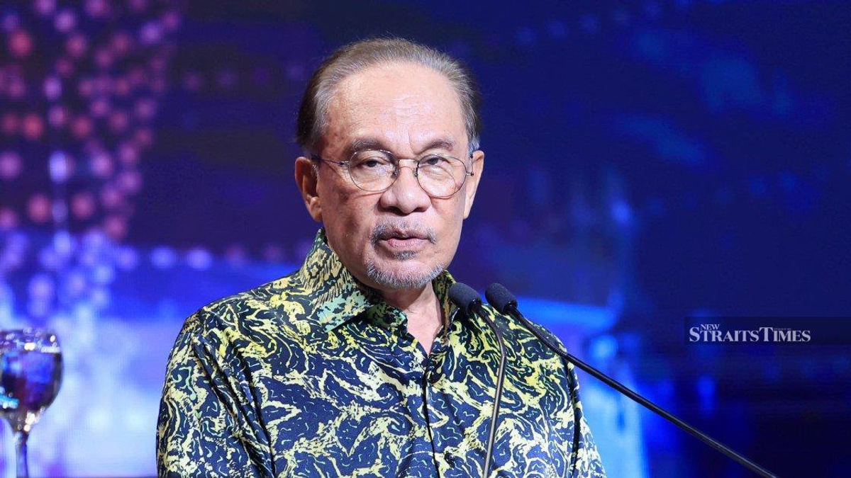 PM Anwar Successfully Undergoes Hernia Surgery, Remains Under Care