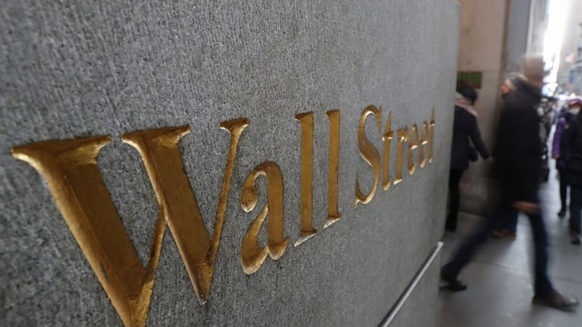 Wall Street Surges as Iran Tensions Ease and Oil Prices Fall