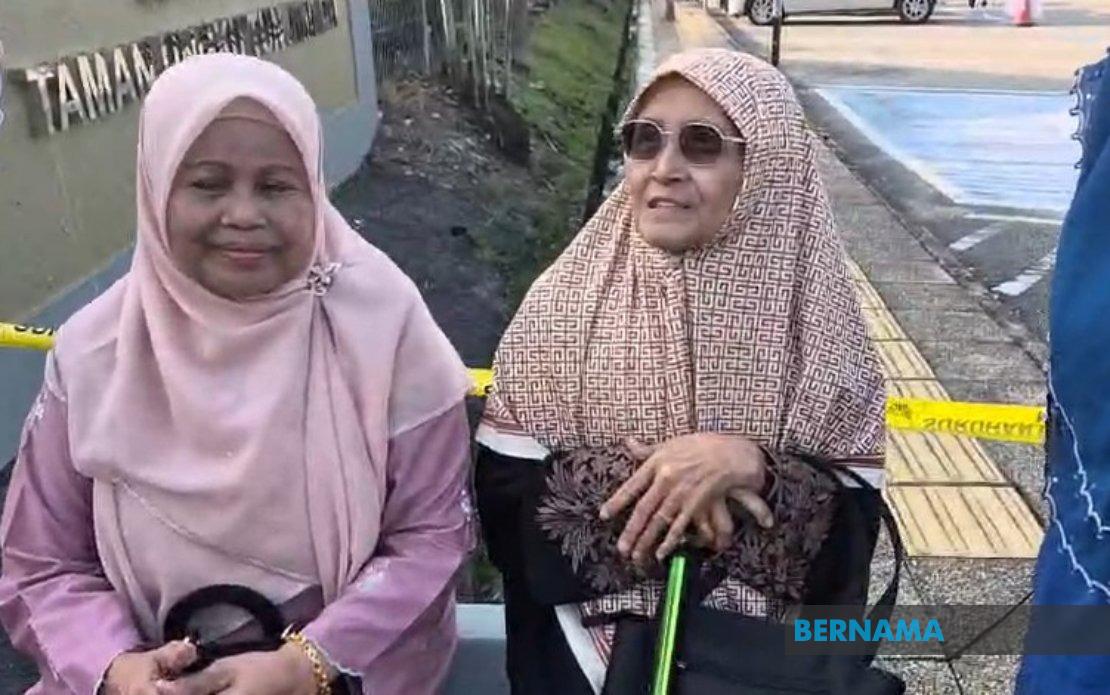 Johor's Elderly Voters Turn Out Early Despite Rain, Showing Strong Civic Commitment