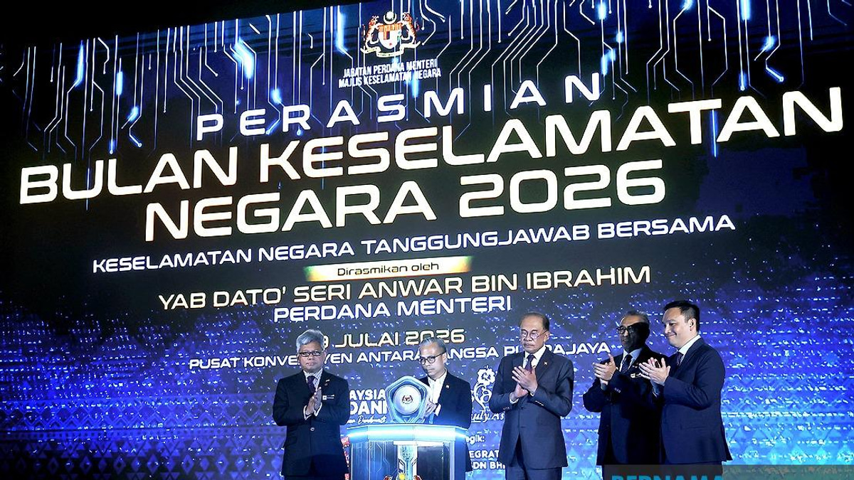 PM Anwar Urges Nation to Look Beyond Divisive Politics as Security Threats Escalate