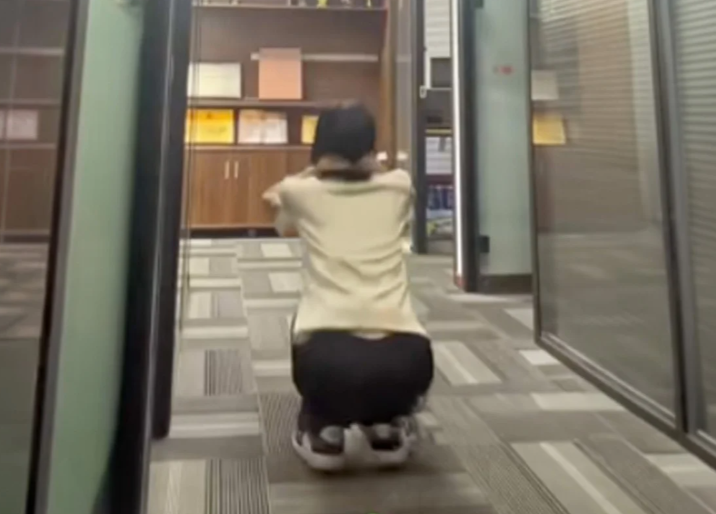 Chinese Worker Hospitalised with Severe Muscle Breakdown After Manager Imposed 200-Squat Punishment