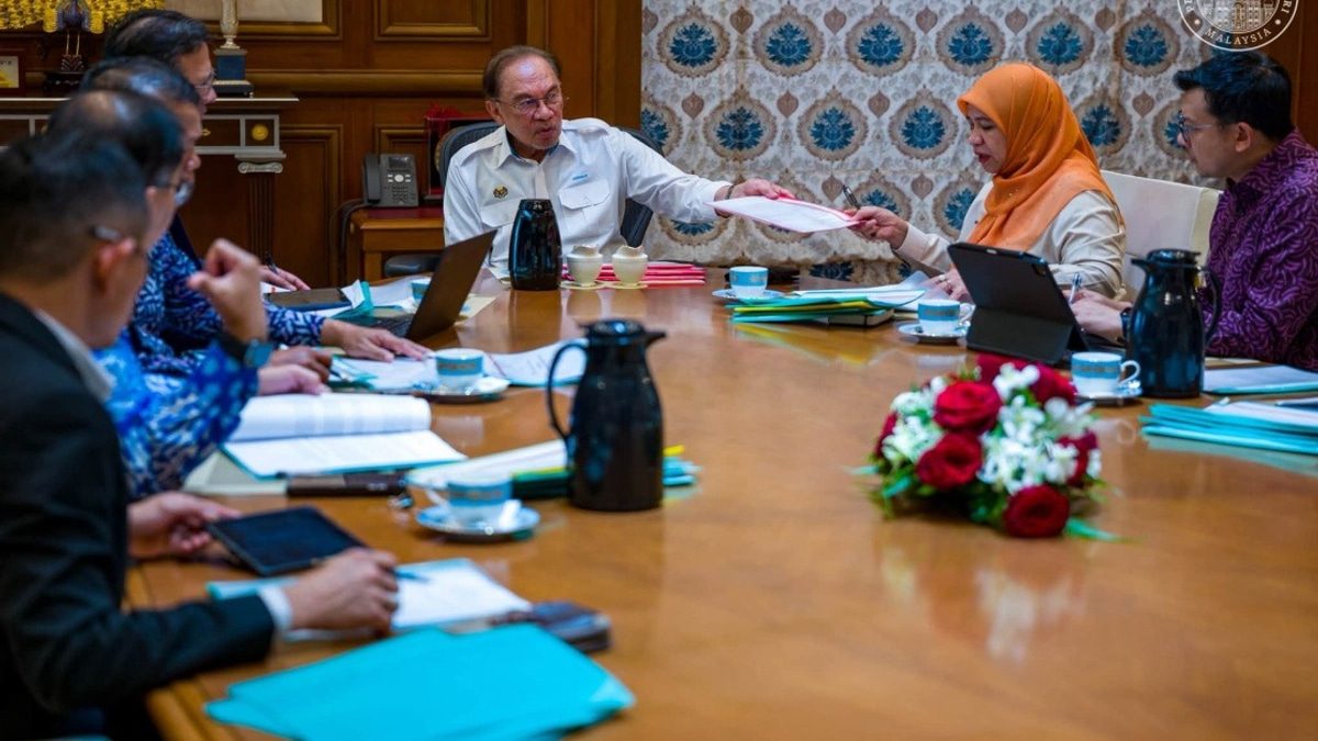 Anwar Pushes FELDA to Fast-track Second-Generation Housing and Land Ownership Solutions