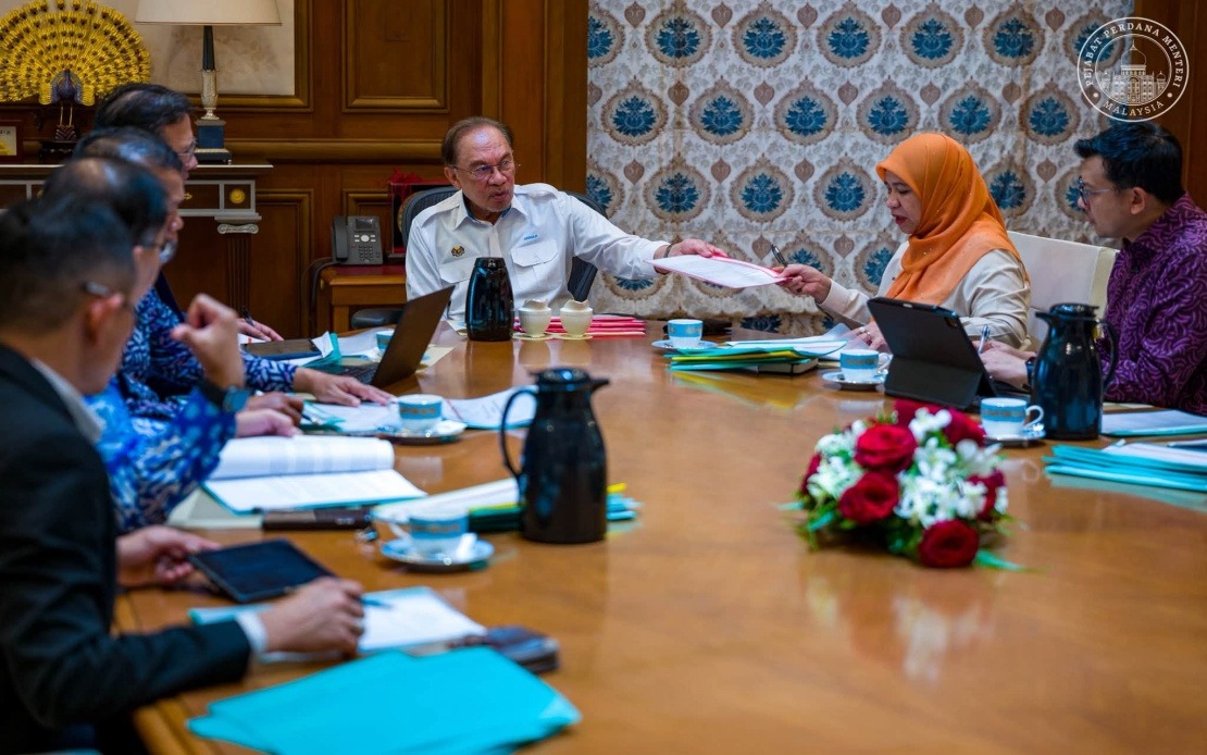 Anwar Pushes FELDA to Fast-track Second-Generation Housing and Land Ownership Solutions