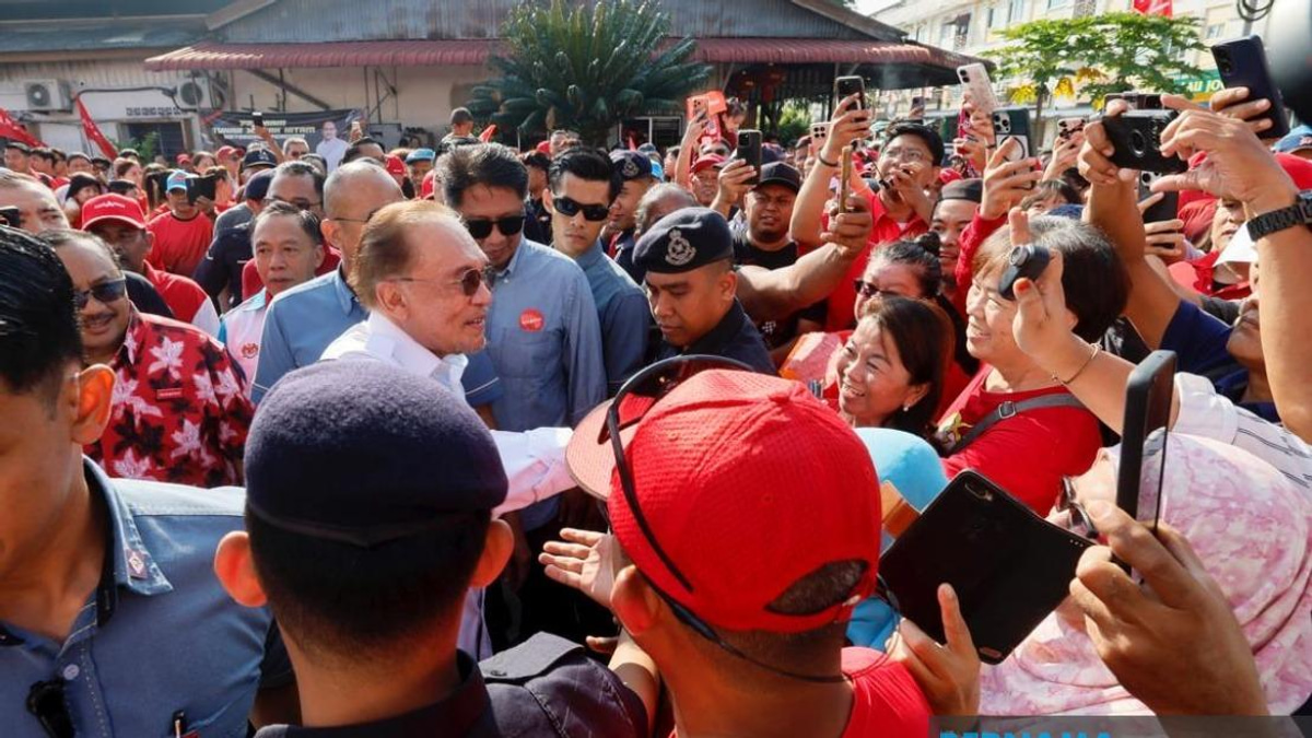 Anwar's Campaign Visit Energises Pakatan Harapan Push in Johor Marginal Seats