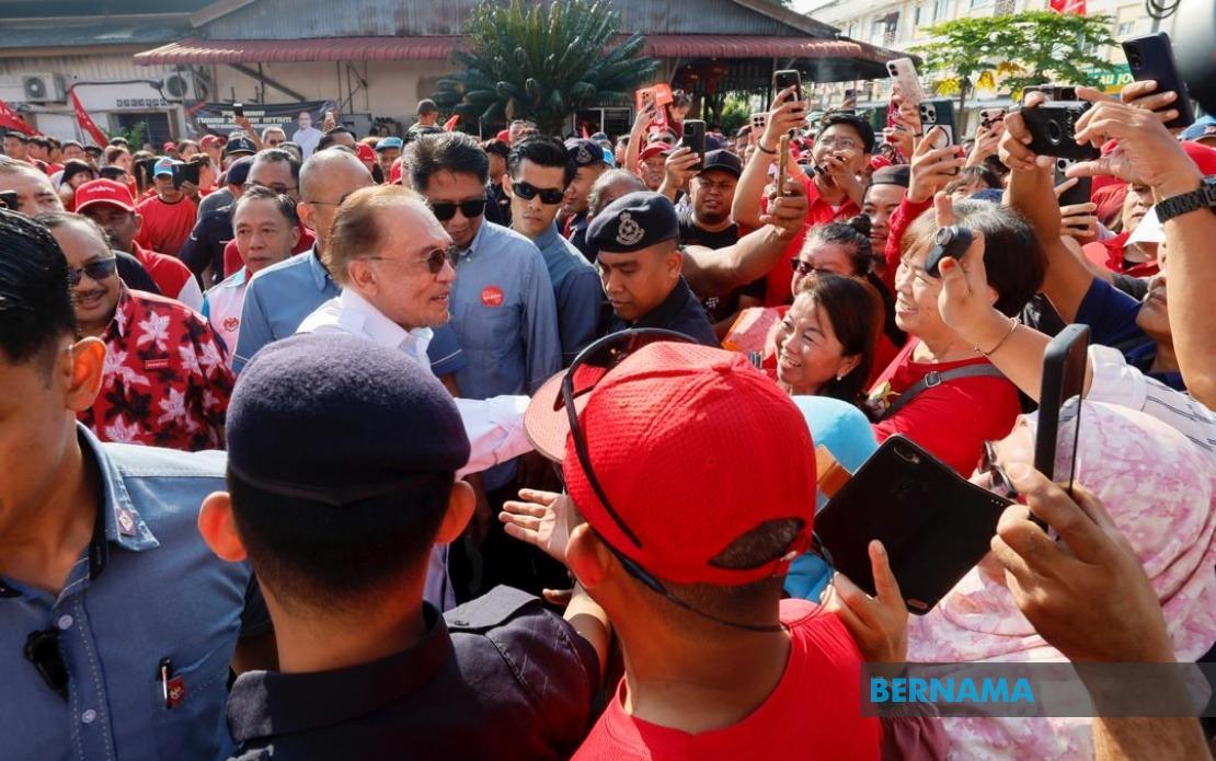 Anwar's Campaign Visit Energises Pakatan Harapan Push in Johor Marginal Seats