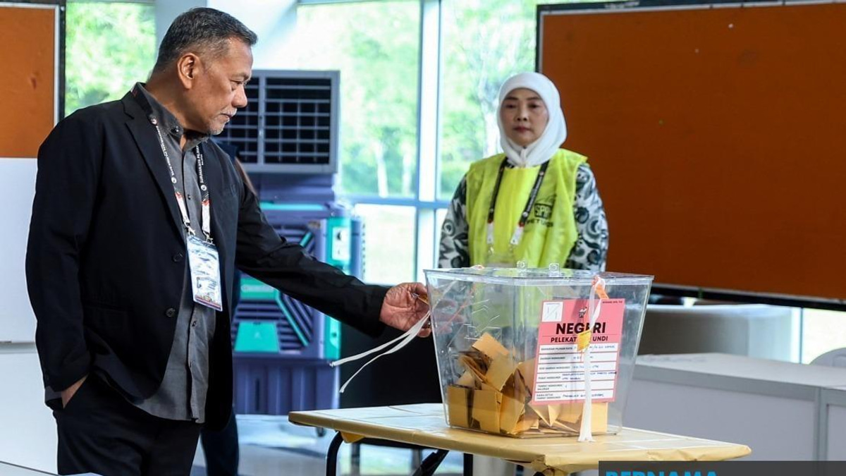 EC Chief Conducts Election Day Inspection Across Johor Polling Centres