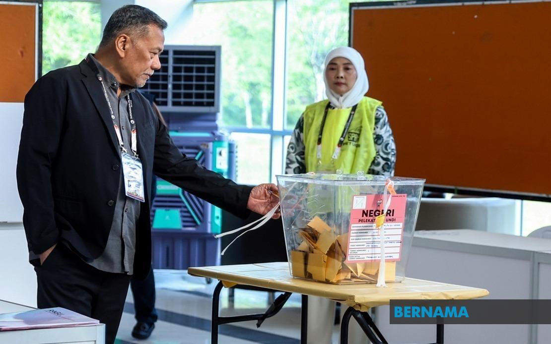 EC Chief Conducts Election Day Inspection Across Johor Polling Centres
