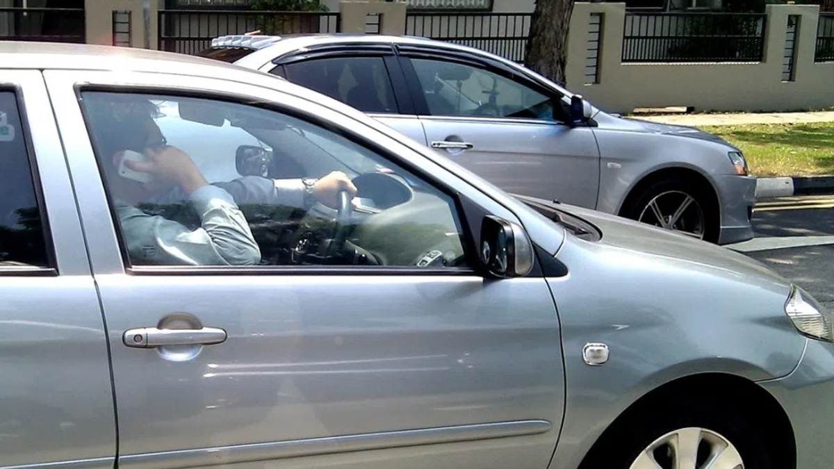 Singapore tightens traffic laws: phone-holding drivers face jail and fines under new bill