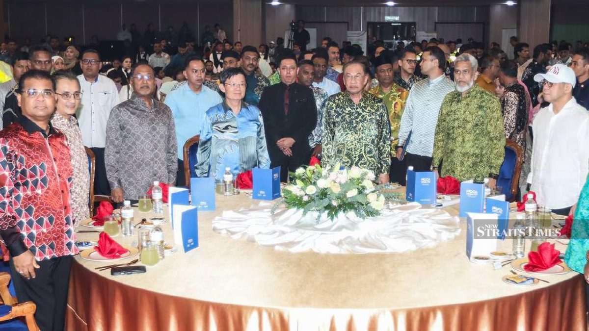 Anwar Demands Faster Foreign Worker Processing in Tourism and Hospitality Within 30 Days