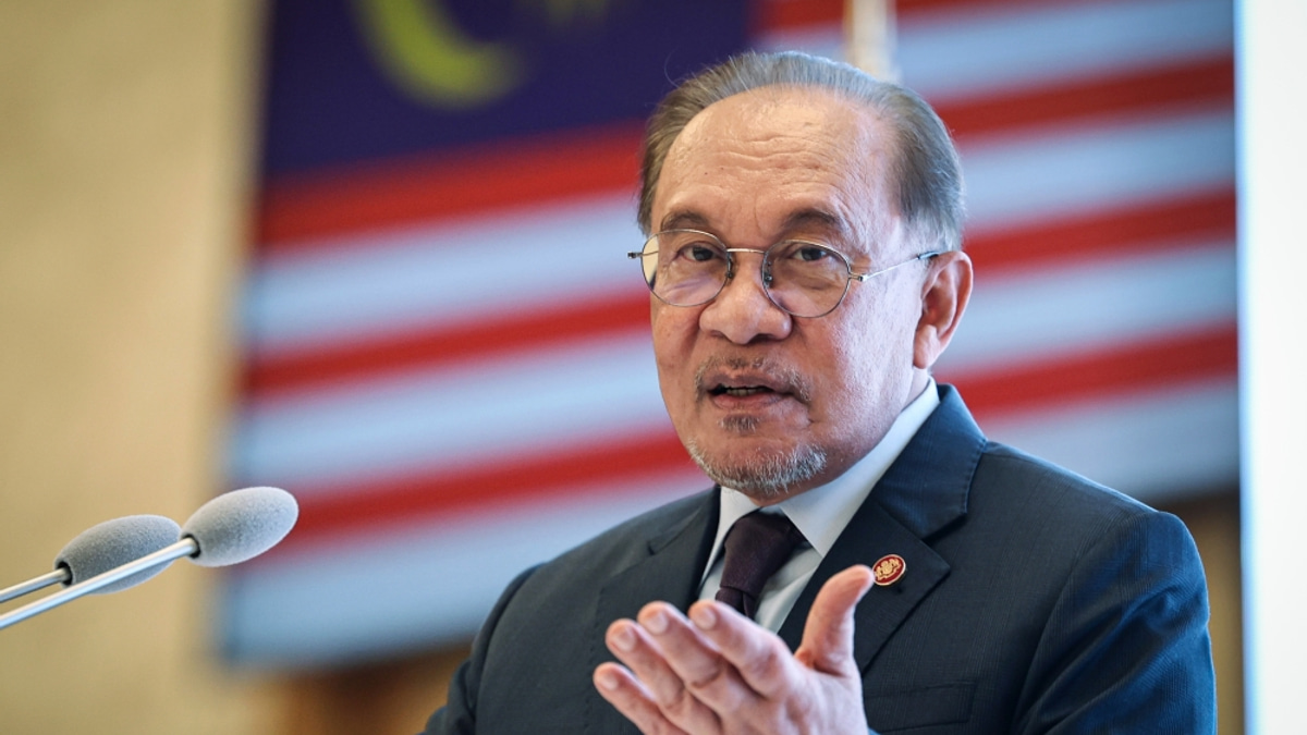 Anwar Thanks Supporters as Parliament Prepares for Tabung Haji Royal Commission Report