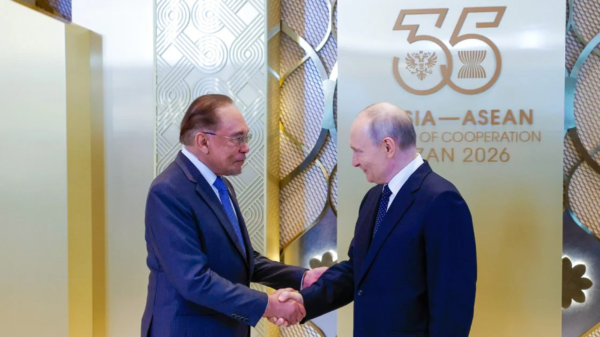 Anwar and Putin Explore Energy Ties and Currency Alternatives in High-Level Talks