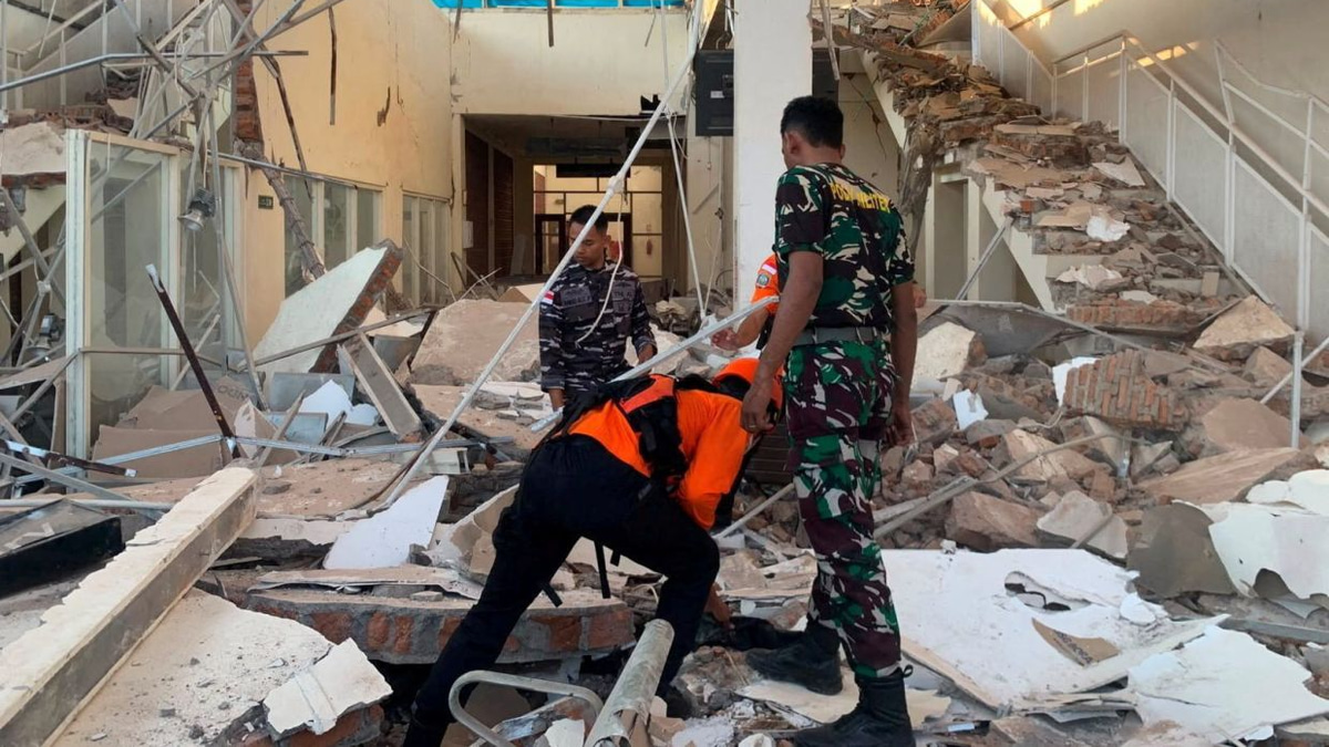 Magnitude 7.7 earthquake devastates Indonesia's Flores region, killing at least two