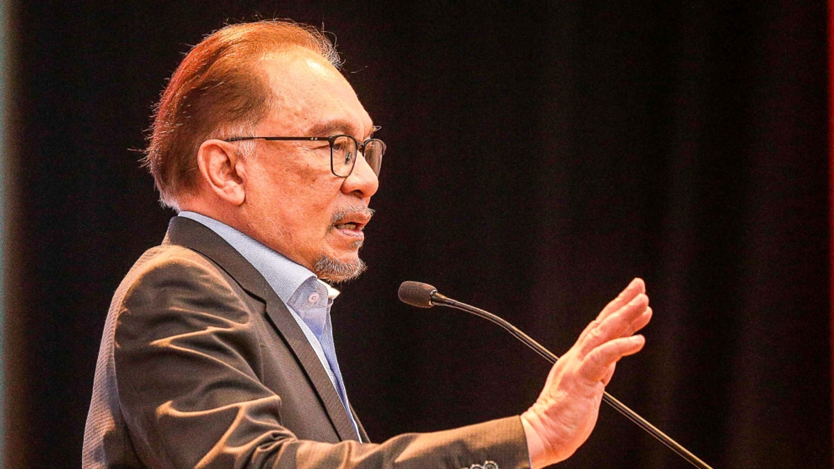 Anwar Commends Customs Agency for Intercepting Controversial Cargo Bound for Israel at Johor Port