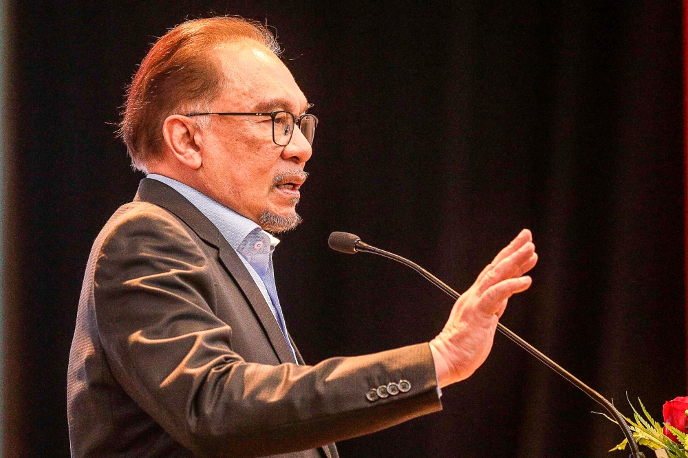 Anwar Commends Customs Agency for Intercepting Controversial Cargo Bound for Israel at Johor Port