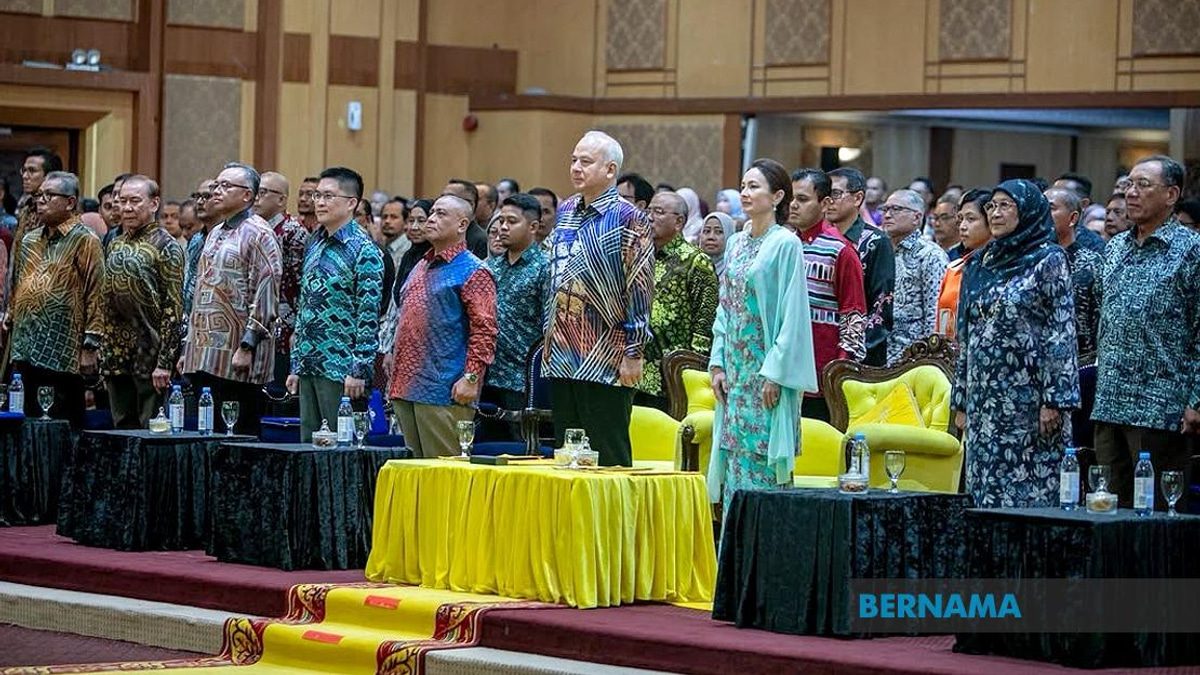 Sultan Nazrin Leads Perak's Merdeka Month Celebration, Lauds Student Participation Surge