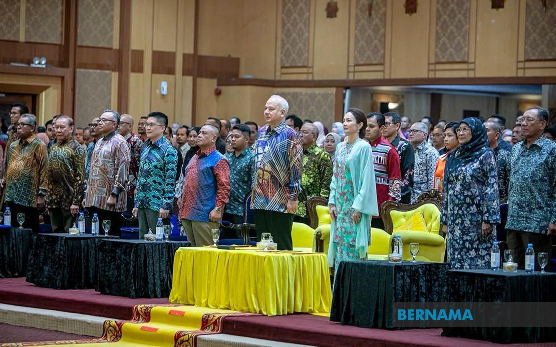 Sultan Nazrin Leads Perak's Merdeka Month Celebration, Lauds Student Participation Surge