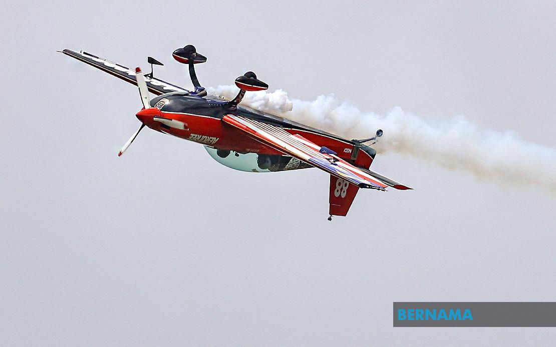 Legendary RMAF Pilot Halim Othman Stars in Inaugural Merdeka Sunset Air Show