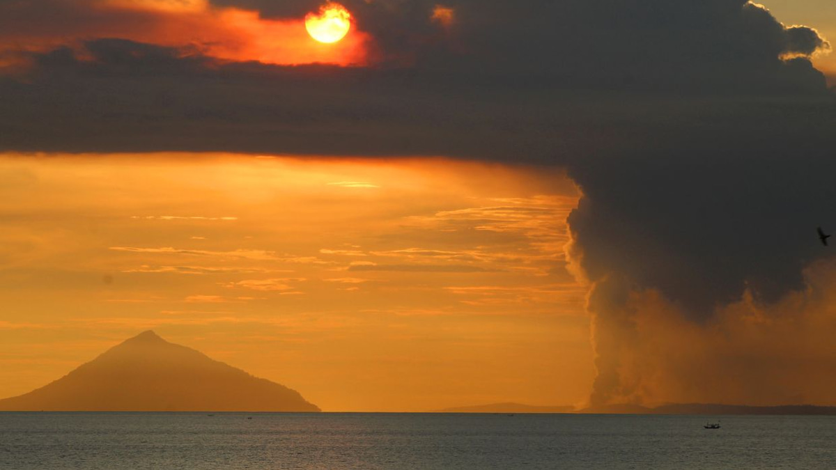 Indonesia's Mount Anak Krakatau Erupts Amid Escalating Volcanic Activity