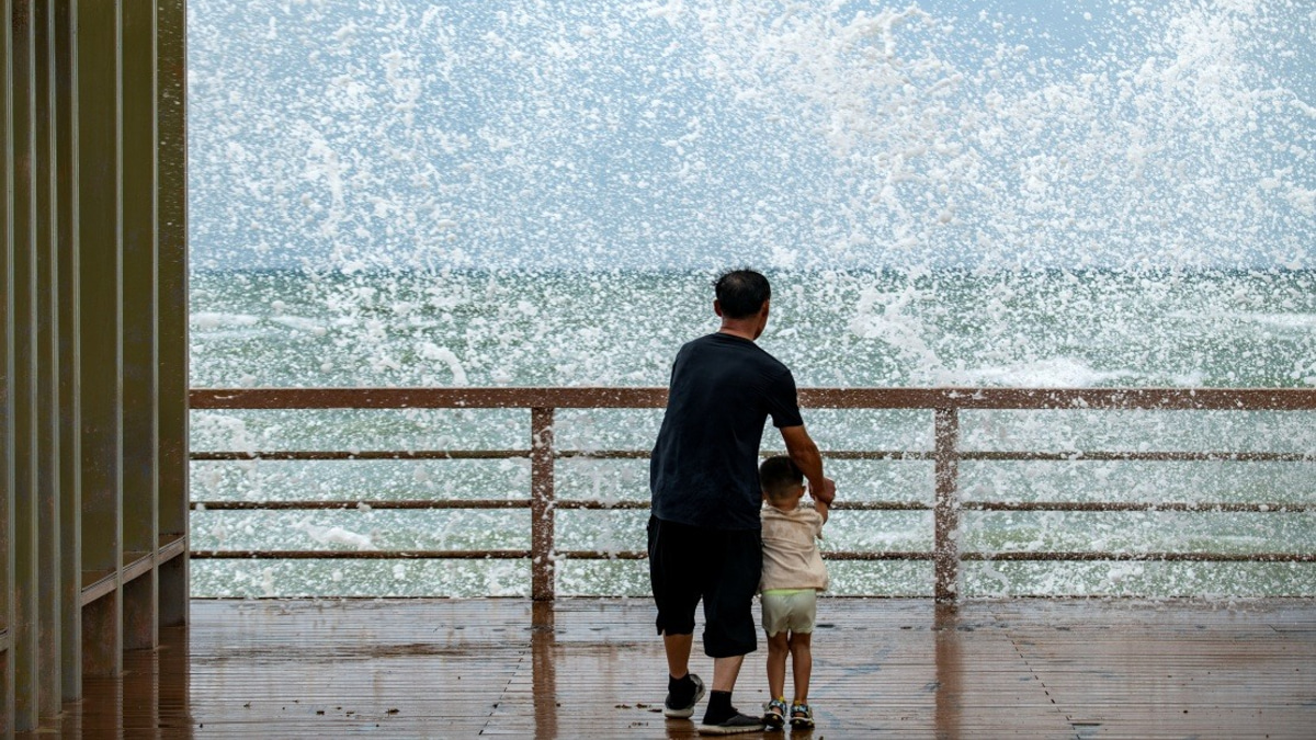 Typhoon Maysak Strikes Hainan, Halting Transport Across South China