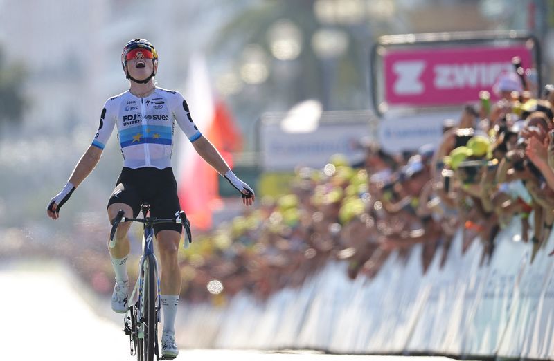 Vollering seizes Tour de France Femmes lead with commanding stage eight victory