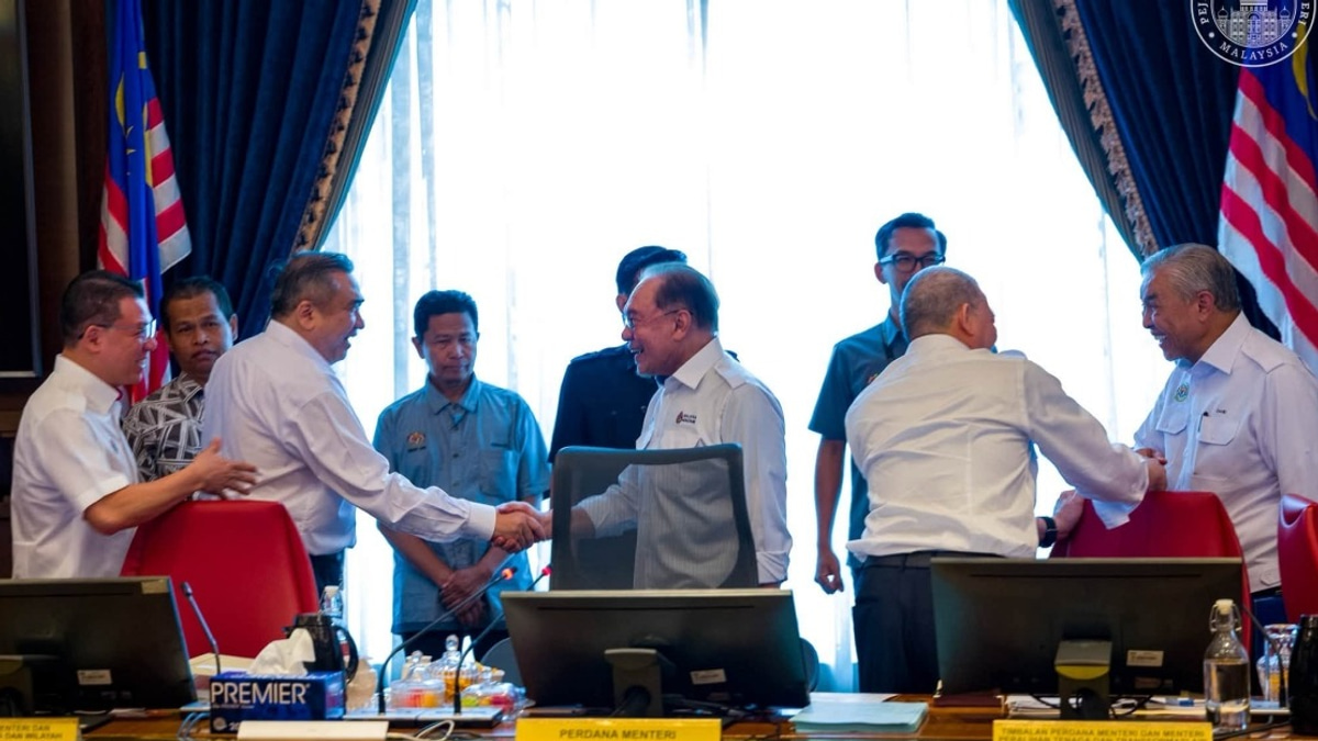 Anwar's Unity Message Strikes Chord as PH and BN Compete in Negeri Sembilan