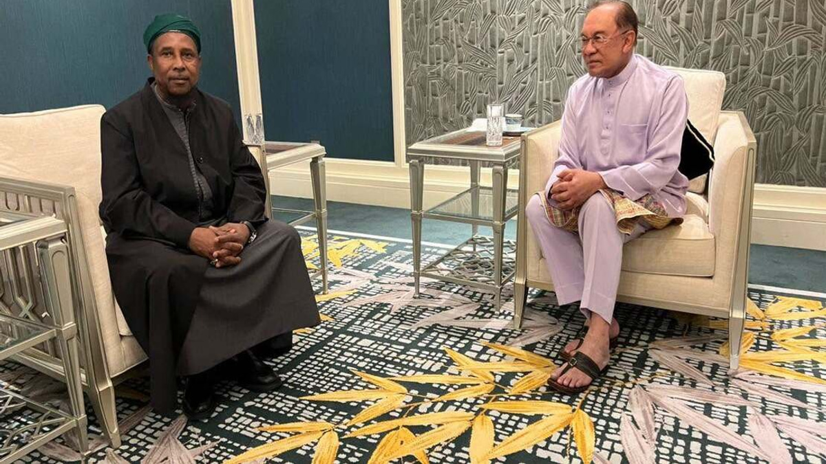 PM Anwar Bids Farewell to Gambian Islamic Scholar After Month-Long Dakwah Tour
