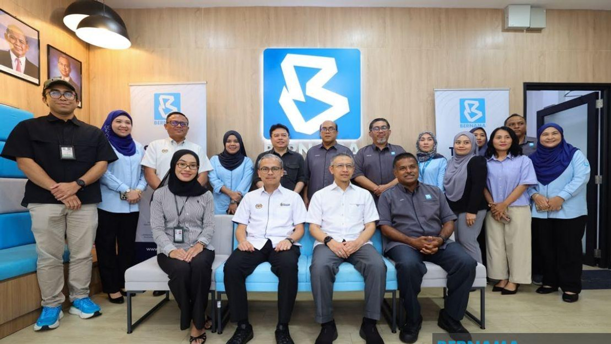 Communications Minister Fahmi Tours Bernama's Negeri Sembilan Election Operations Centre
